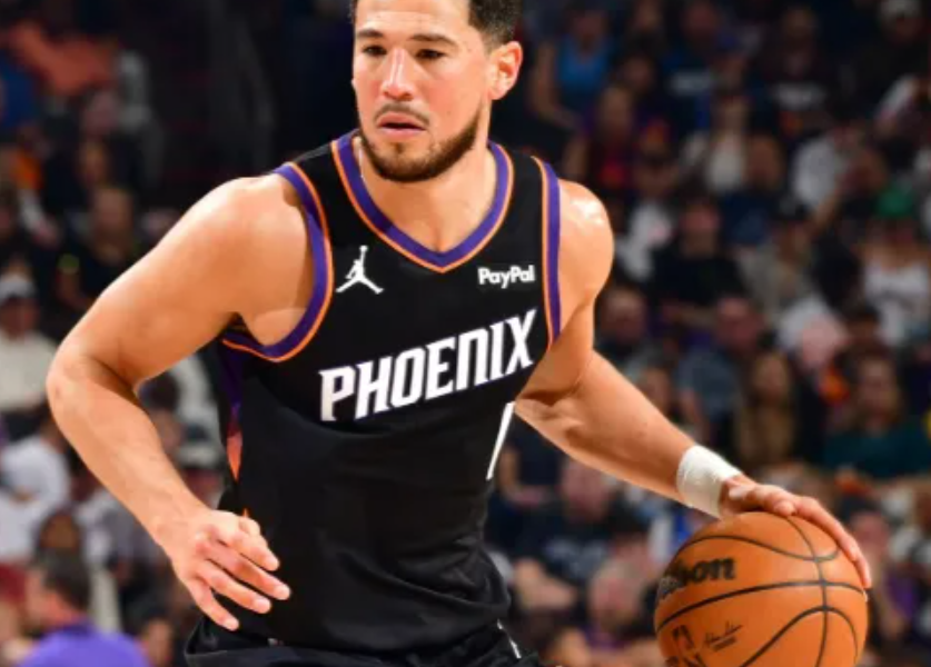 太阳更新官方社媒，公布了球队今日对阵开拓者的伤病报告。
缺阵：德文-布克（右髋拉