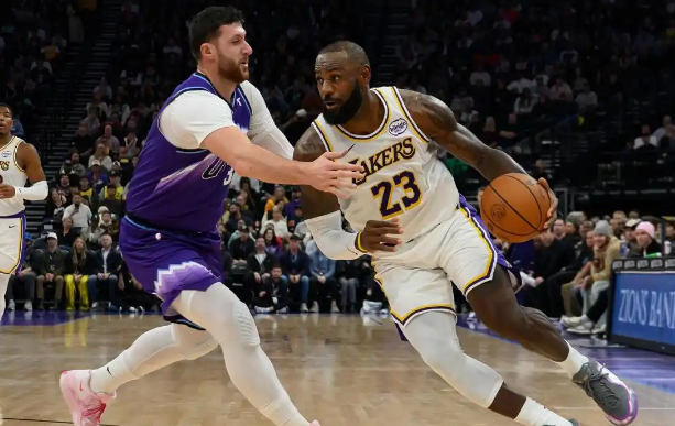 詹姆斯的攻击篮筐的能力非常强，花更多的精力来回防转换，57% 的命中率也能让他们