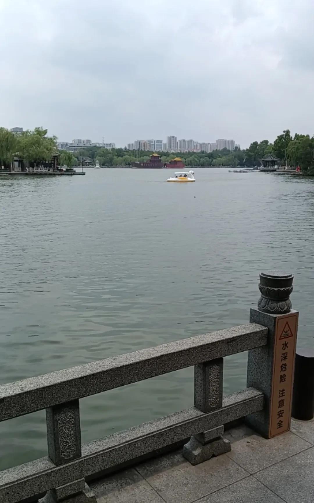 #可以分享一张最美湖面的照片吗#
昨天去游览了大明湖，大明湖是济南三大名胜之一。