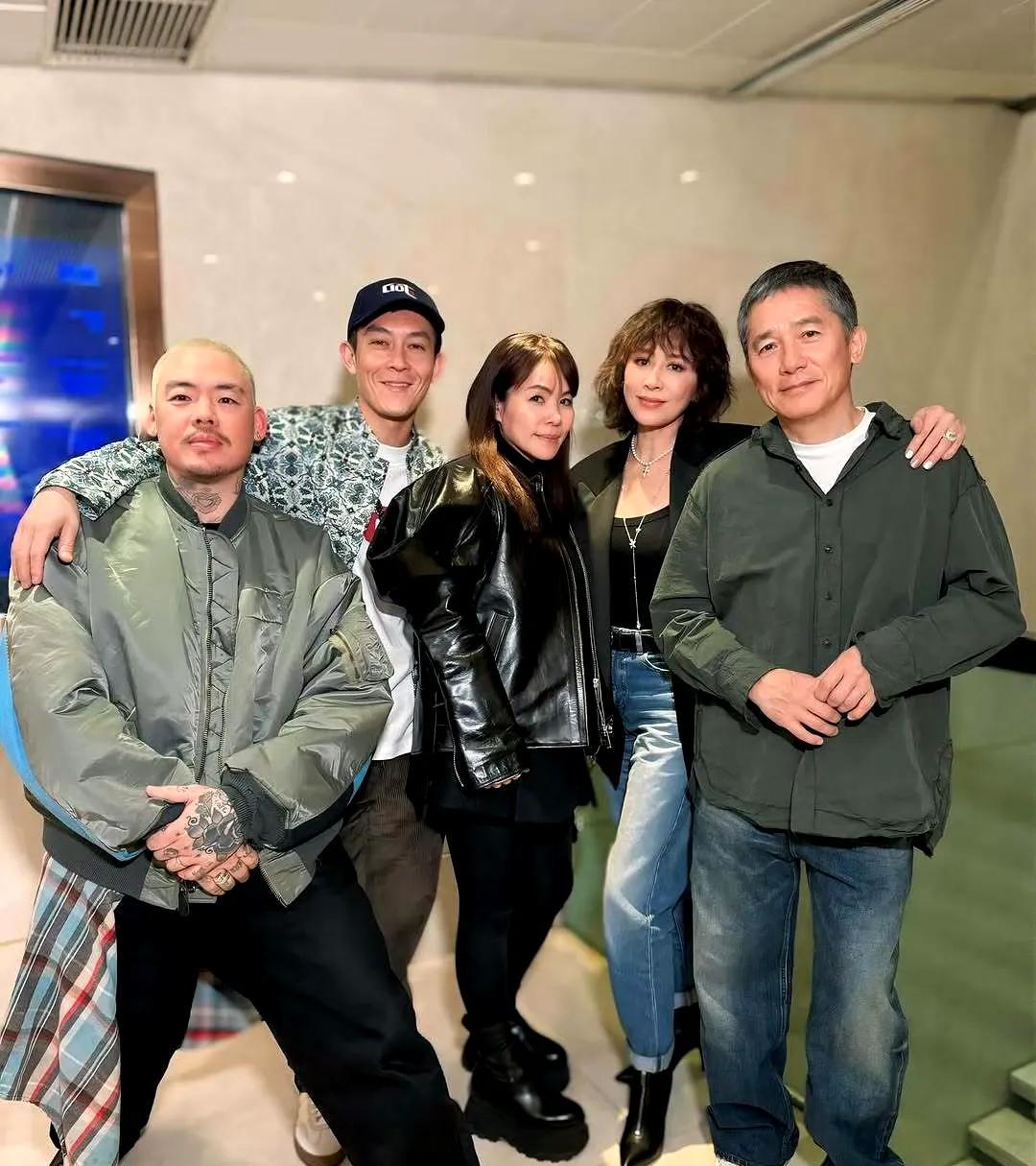 刘嘉玲晒与陈冠希、梁朝伟还有一众好友合照，现场氛围超好！
照片中的陈冠希张开双臂