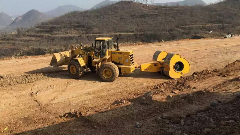 50装载机带的冲击压路机：中小工程压实优选