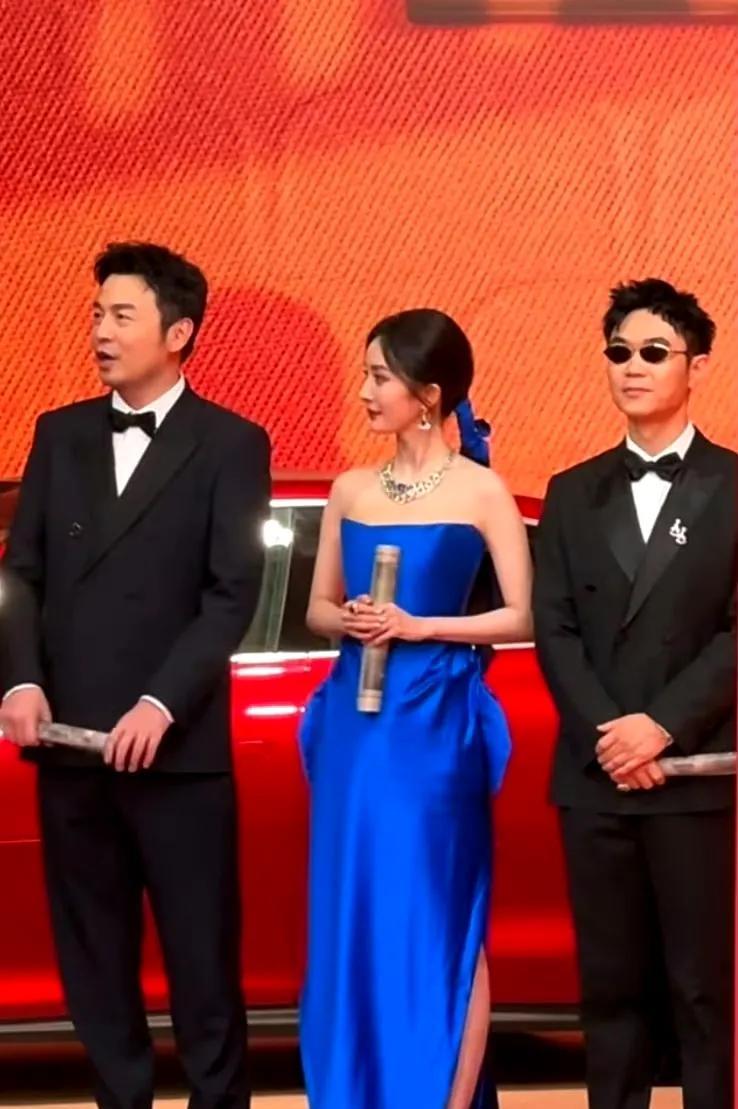 杨幂身旁双版“李善德”同框 上影节红毯变名场面
上影节开幕式红毯秒变“梦幻联动”