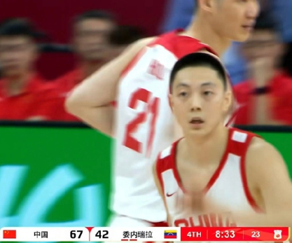 二胡连线！胡金秋接胡明轩击地妙传打进，大秋8中7高效砍下14分5个篮板，周琦不在