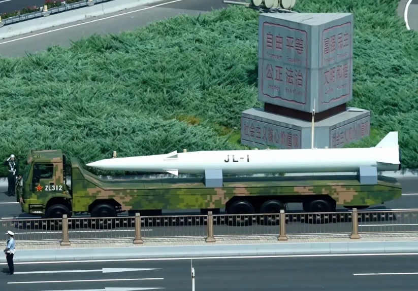9月3日阅兵式上，惊雷 -1导弹亮相，这可是全球首款高超音速空基远程导弹。它一出
