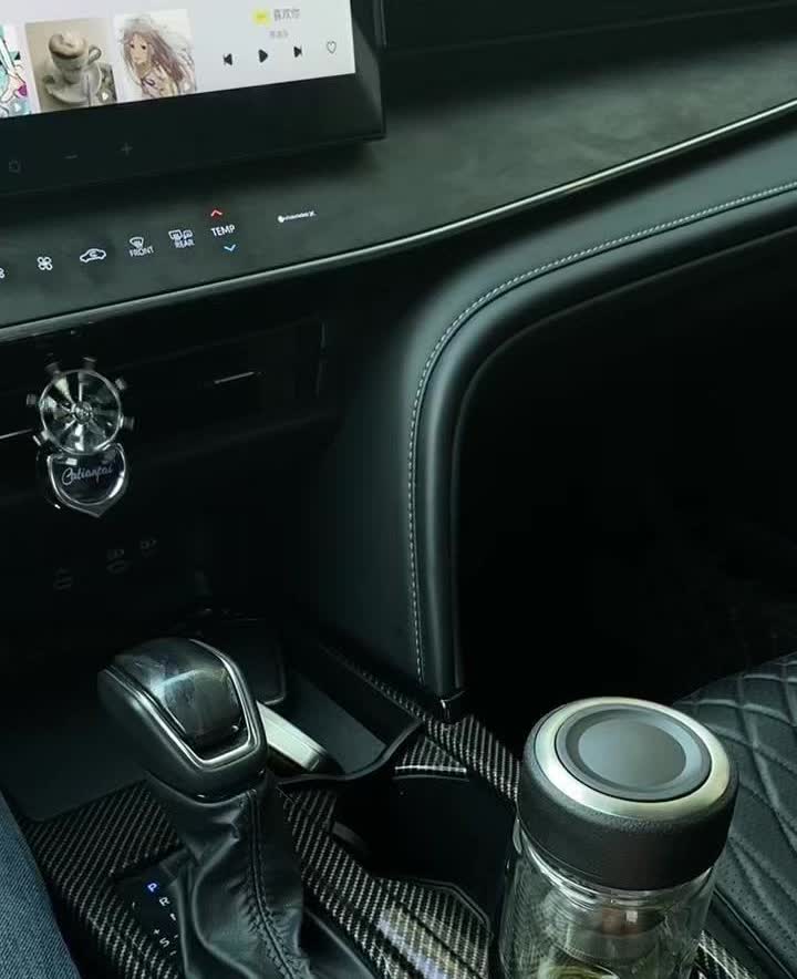 1️⃣着车。
2️⃣拉安全带。
3️⃣按HOLD键，仪表会有提示标识。

