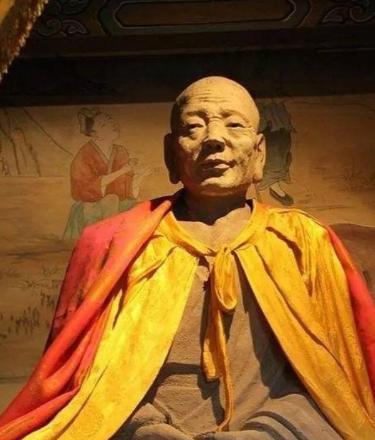 1996年，山西一村民在打扫寺庙的时候，靠着一个佛像睡着了，当他醒来以后发现佛像