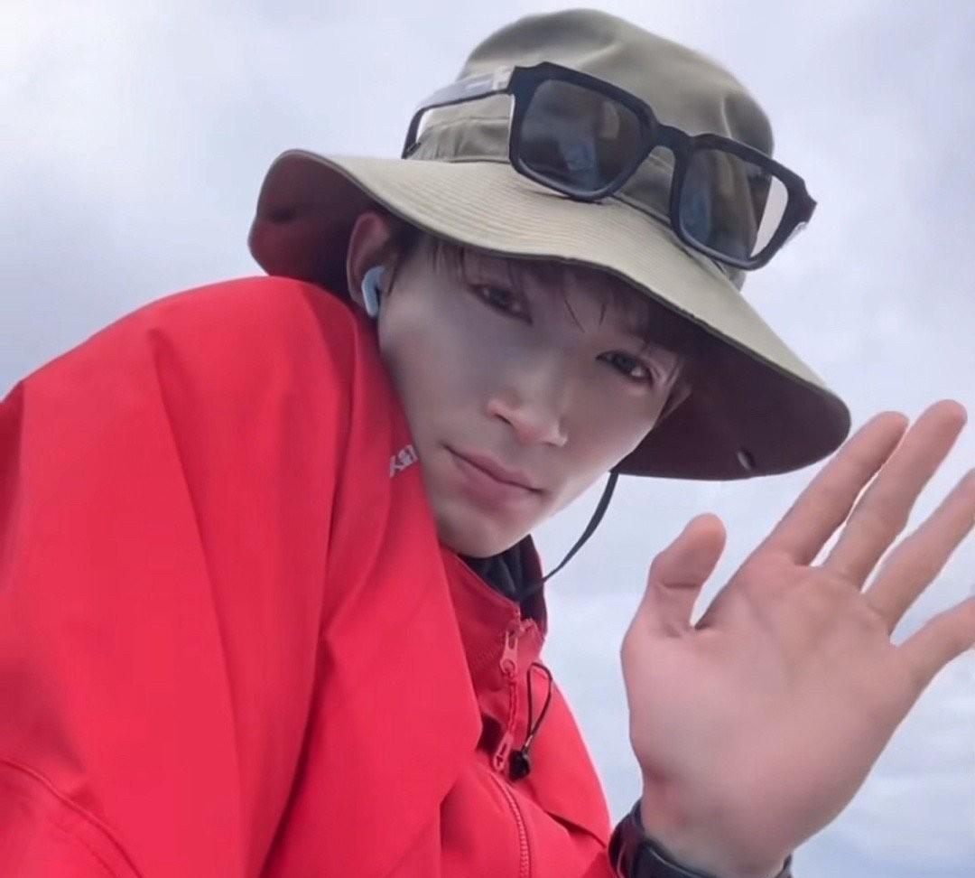 于正一个头两个大
许凯，赵晴就算了
王星越开直播一个人在那儿默默流眼泪，什么天大