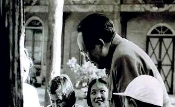 1965年，毛主席批评教育制度：“现在这种教育制度，我很怀疑。从小学到大学，一共