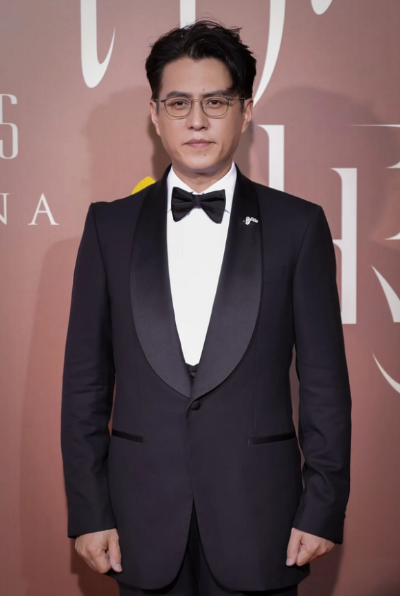靳东“干部气质”成梗，红毯如开会