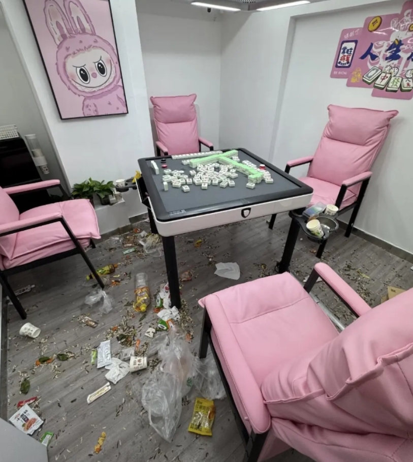 遇到这样的客人崩溃死

你们家开棋牌室也这样吗？