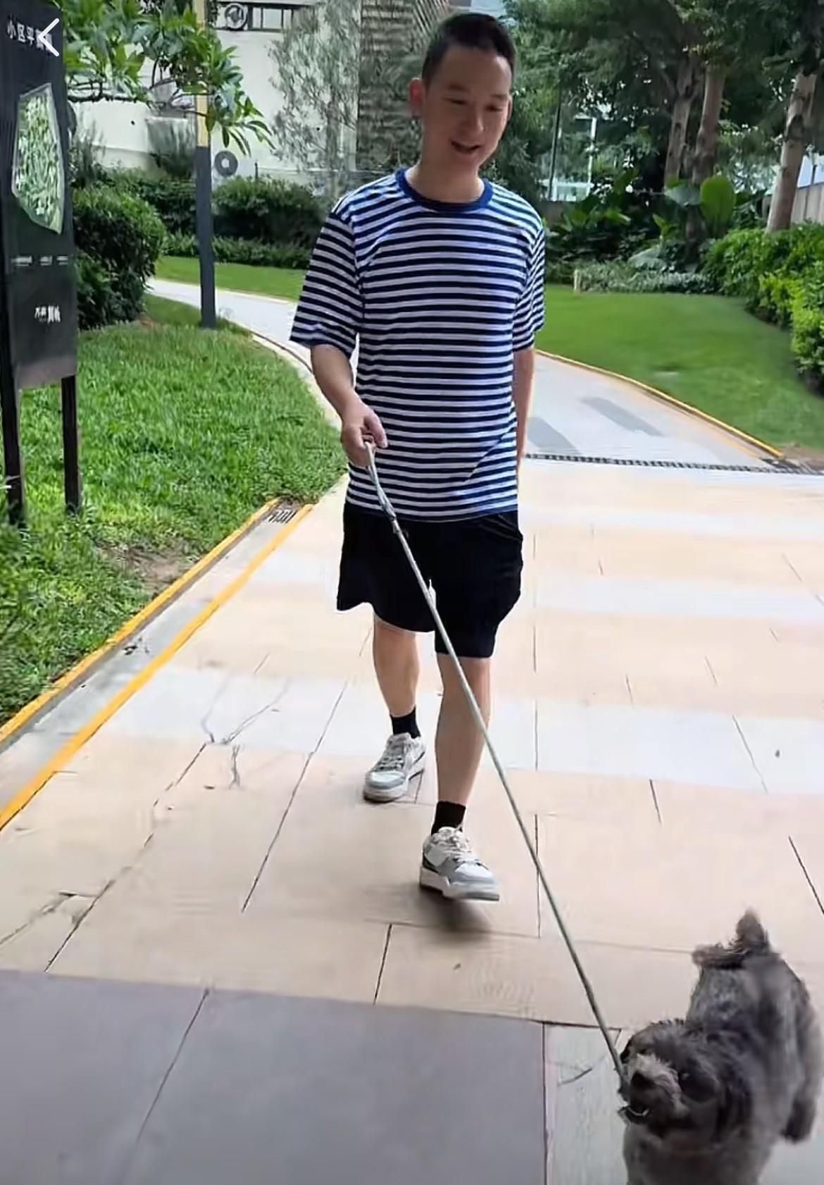 今天傍晚，谢浩男大妹更新了谢浩男的视频。在视频里，谢浩男穿着休闲的T恤，在小区里