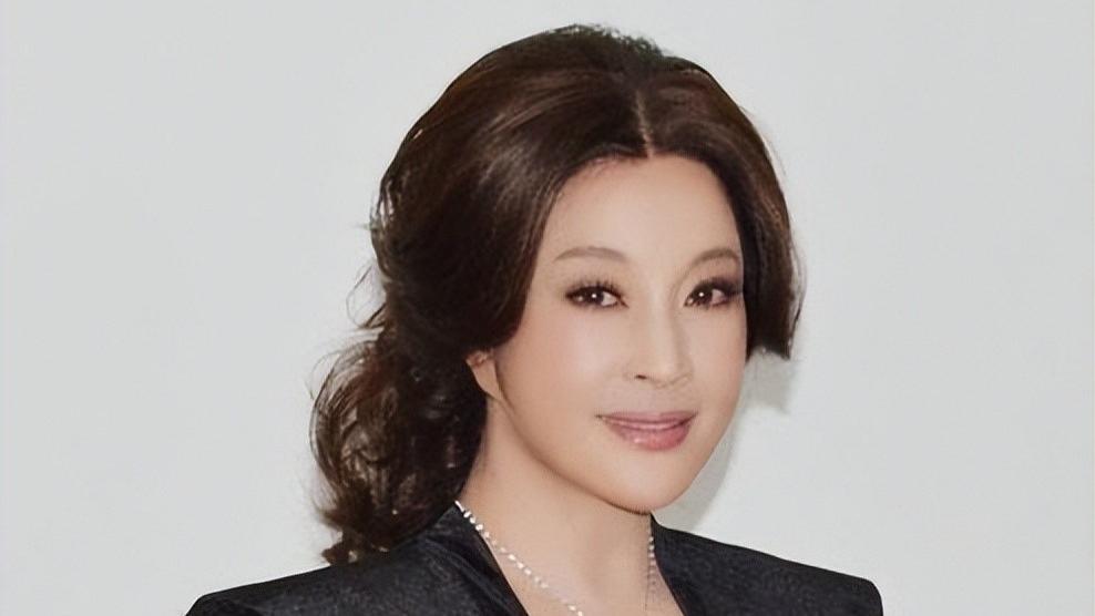 刘晓庆节目哽咽，家庭纠纷背后隐藏什么秘密？