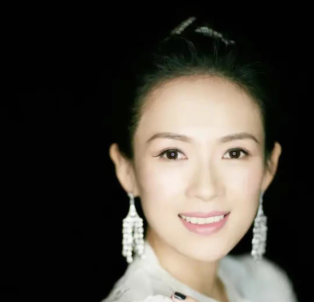 章子怡想不明白，为什么一个30岁的泰国女人能嫁进霍家，自己当初年轻还漂亮就是不能