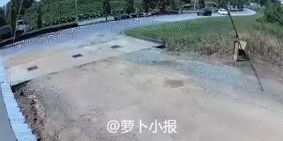 妹子，你真是命大啊。
6月11日，路边停放汽车的车载摄像头刚好记录下惊恐一幕，这