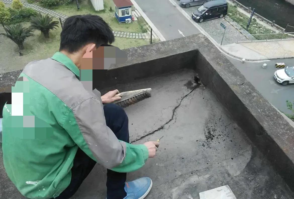 宁夏银川，男子家的屋顶出现渗水情况。为解决渗水问题，物业组织全体业主共同协商维修