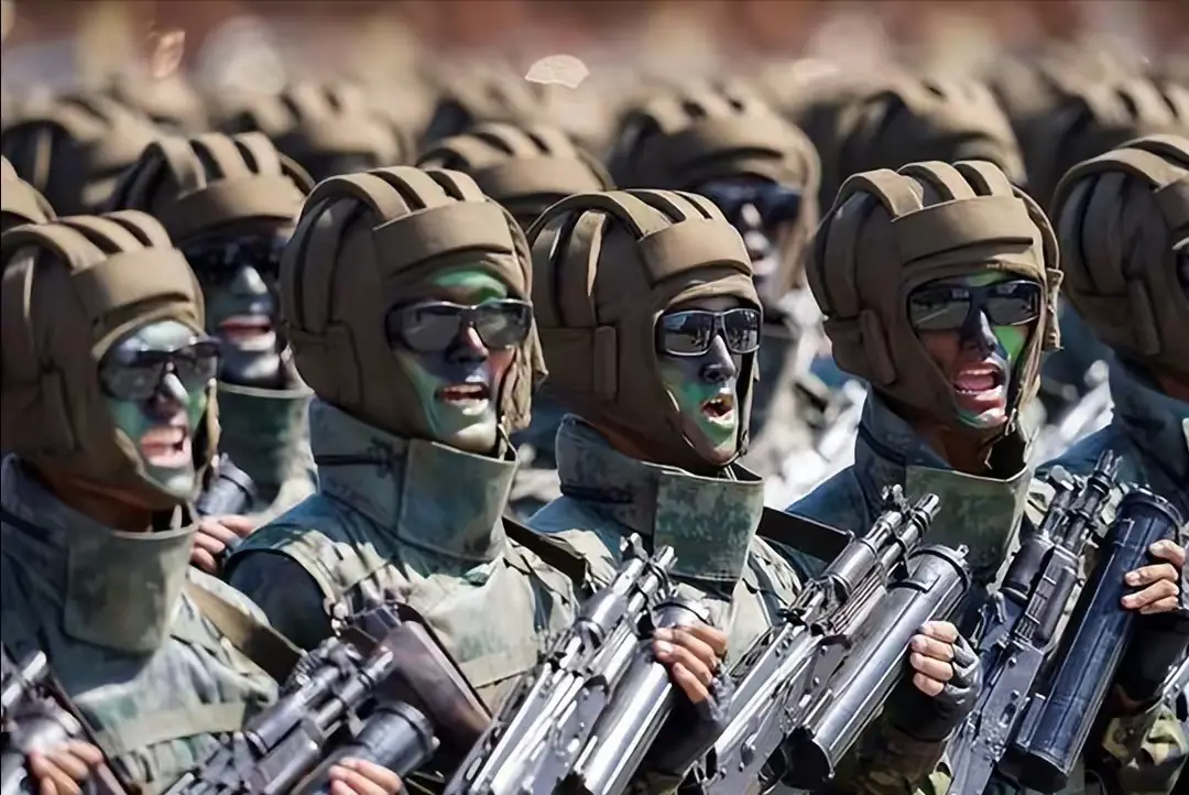 朝鲜特种部队士兵与滚筒突击步枪
带墨镜脸上抹的伪装油彩
