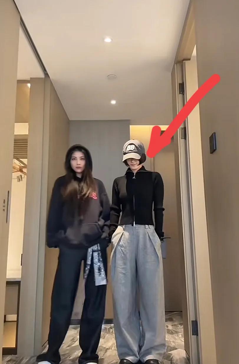 谁能信
这是赵姐
明明都划过去了
觉得不对劲又返回来看
平常穿搭都很精致的样子