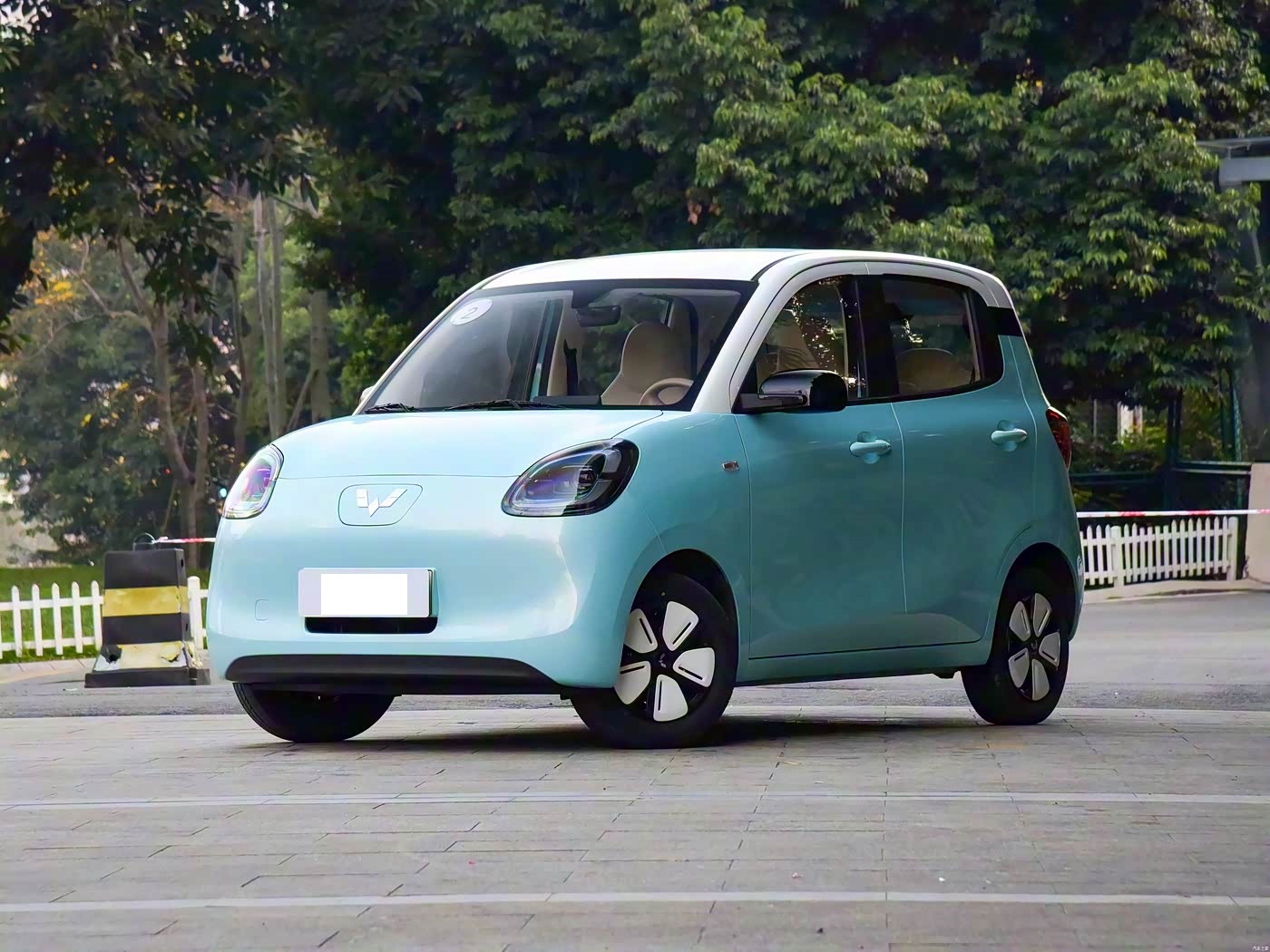 五菱宏光MINIEV四门版！售价4.48万起，空间宽裕，最高