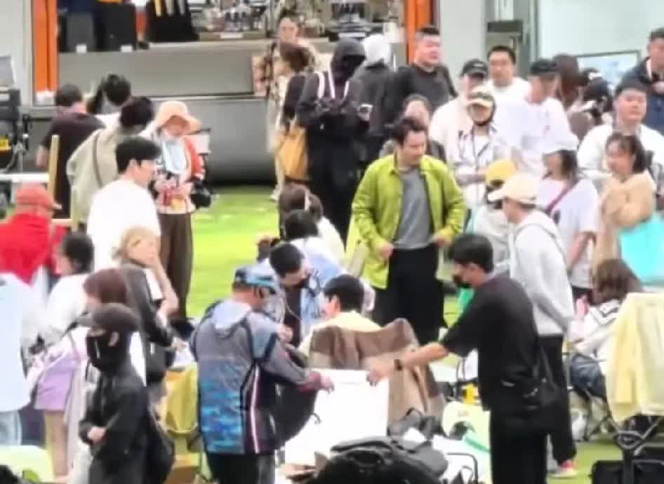 马丽坐下吃东西休息时，沈腾直接走过来一把抢过马丽的火腿肠，并用极快的速度掰开火腿