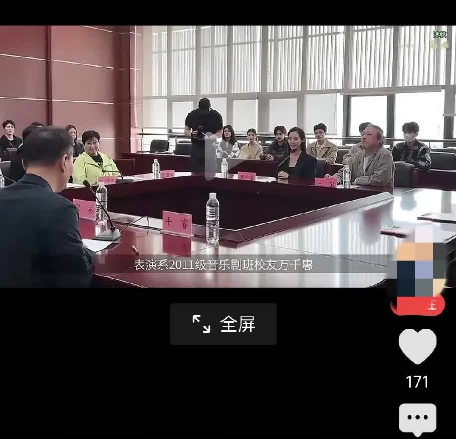 大家都被万千惠给带偏了；

表面上说她自己爱三宝老师；

实际上跟了三宝