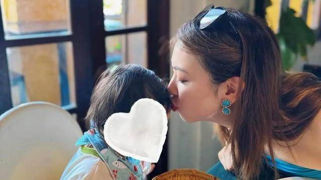 TVB港姐携子出游母爱尽显