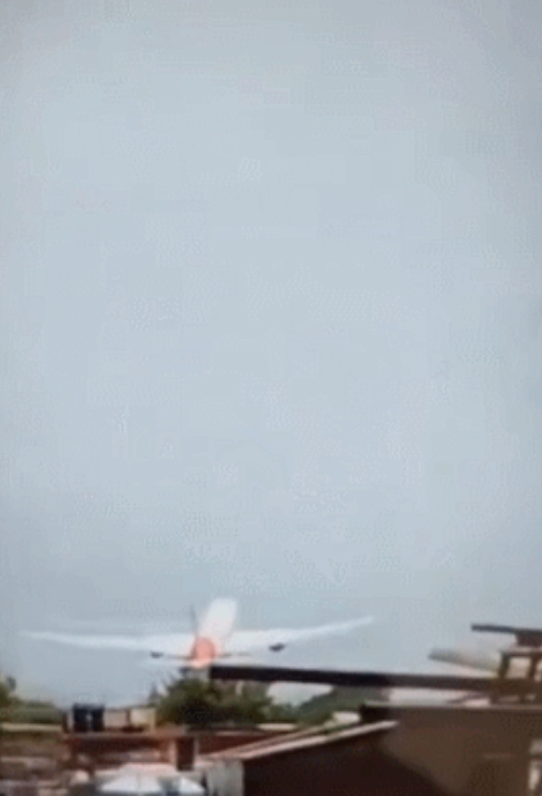 印度失事客机无中国公民。
印度航空公司于12日确认，失事客机上共有242名乘客，