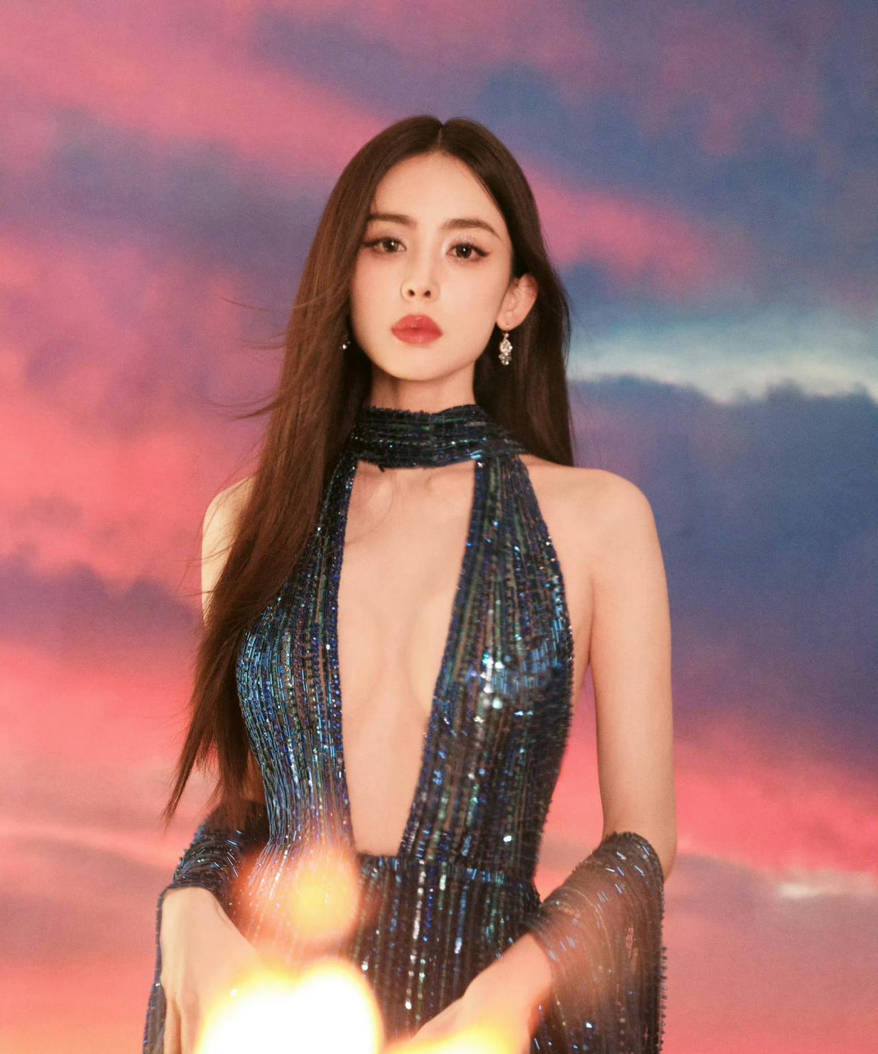 古力娜扎，这么穿也太大胆了。