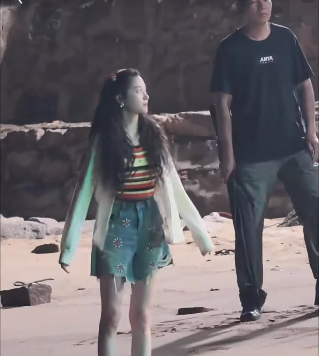 体型对比着看看女明星都多瘦，
大腿小腿一样的粗细，
瘦的好处就是真的看起来很