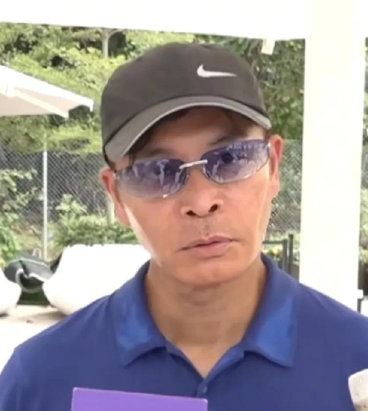 六十岁离婚的香港男星郭晋安，最近老态尽显，面部凹陷。  这与他近年来事业上的高风