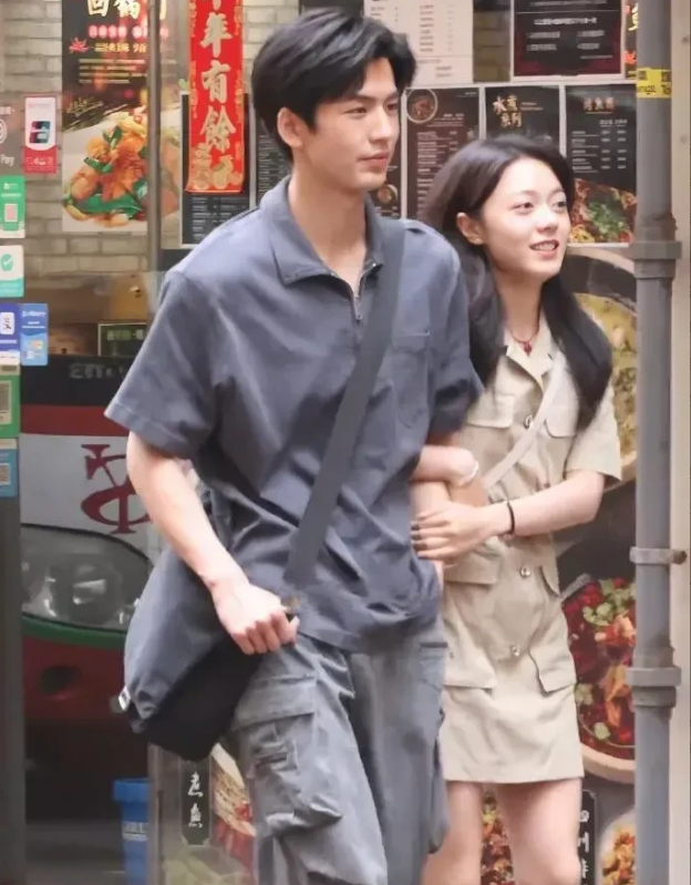 他们要是在一起，生出来的孩子，应该会很漂亮吧。
