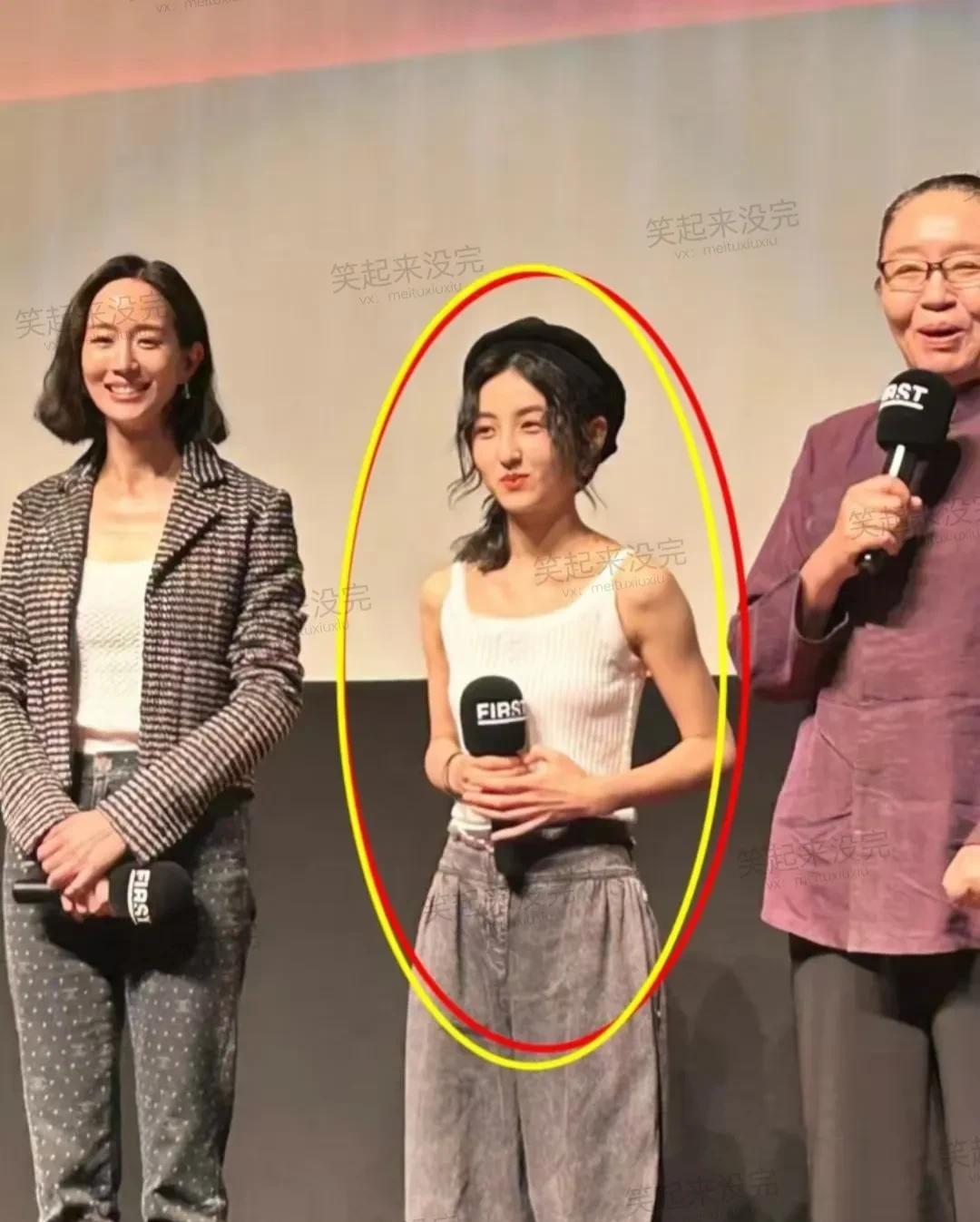 发现演员张子枫和刚出道时的周冬雨穿衣风格很相似，看着瘦得都前胸贴后背了，但还很愿