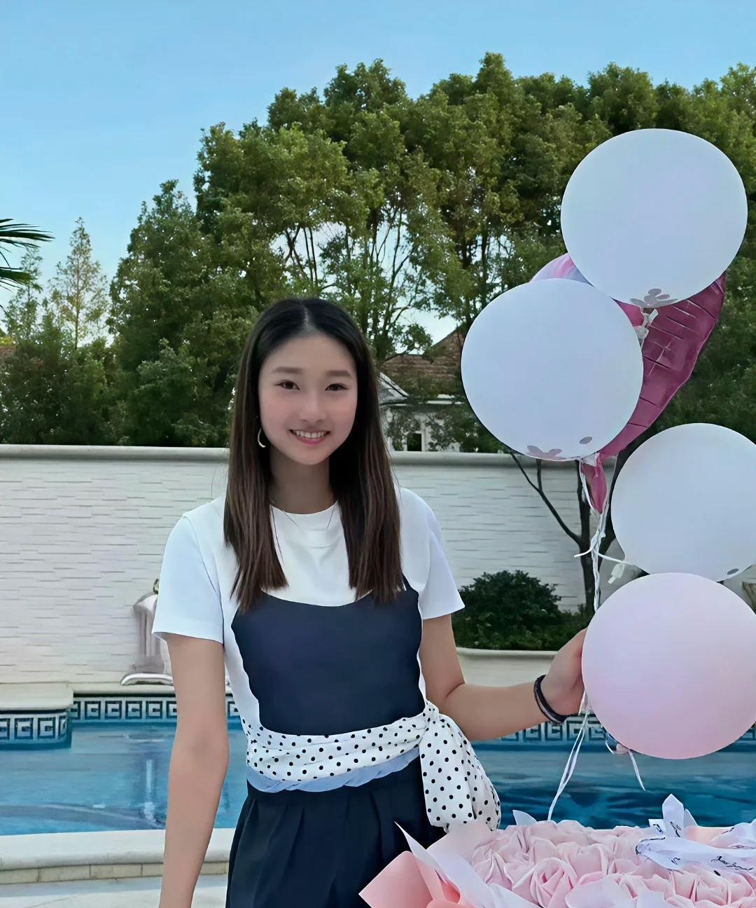 文章和马伊琍的颜值都很高，
为啥生的女儿不咋滴呢，
还没妈妈好看[微笑]
