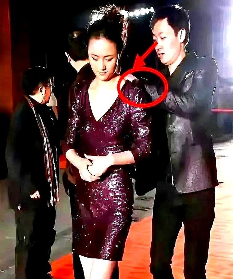 朱媛媛和辛柏青这段感情可真是娱乐圈的稀有物种，一个能扛癌症五年不卖惨，一个能憋到
