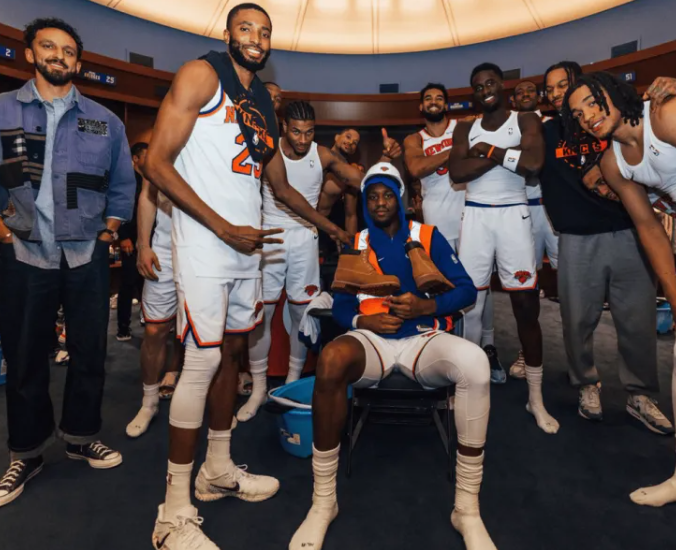 NBA常规赛，尼克斯119-104击败黄蜂。
赛后尼克斯球员更新了动态，晒出一张