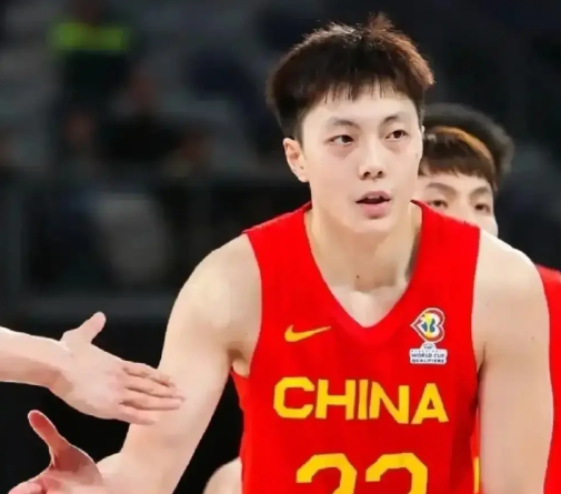 我不明白，我们明明有CBA本土助攻王孙铭徽，一号位最佳人选，为什么每次都要改造后