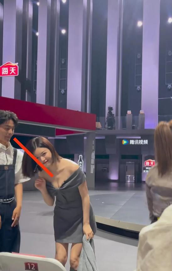 丁真还是太老实，进入娱乐圈几年，经验不足。
难道他不知道现在录节目可不止有官方摄