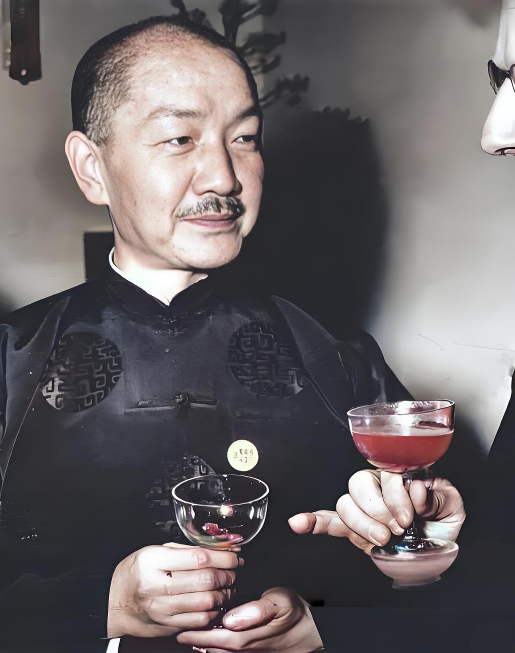 这是1941年2月的戴季陶，身为国民党考试院长，表面穿着传统长衫端着酒杯，一副文