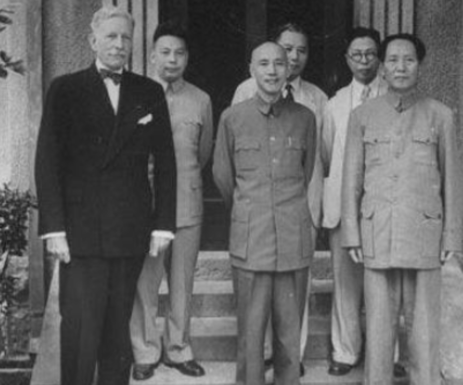 在重庆开会时，蒋介石提出让毛泽东担任省长。毛泽东平静地问道：“委员长要我担任哪个