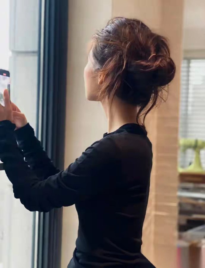 黄轩女友秀恩爱，在一起5年仍很甜，网友：这才是我们想要的嫂子 ​​​