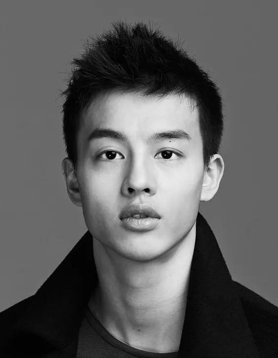 谁懂尹昉身上的少年感啊！
1986年出生，看起来像90后甚至95后！
也不是因为