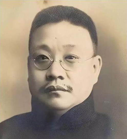1904年，通房丫鬟李氏，站着侍奉丈夫与正妻长达33年。这日，她正在盛饭。谁知，