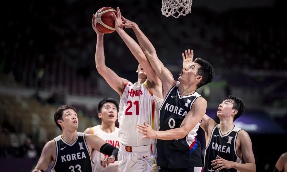 #中国男篮与韩国男篮谁的战术更有效# 
正常来说，韩国有好几个人小动作巨多，早该