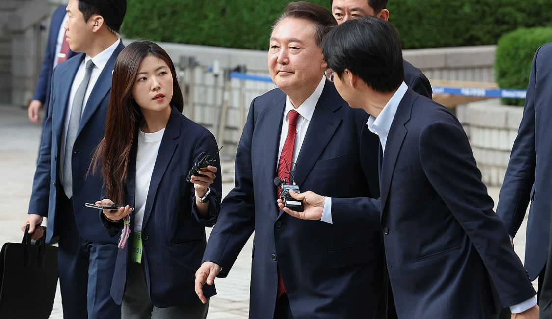 尹锡悦出事后近况照片：出席第五次庭审。一语不发。
时间是5月26日上午。
当天上