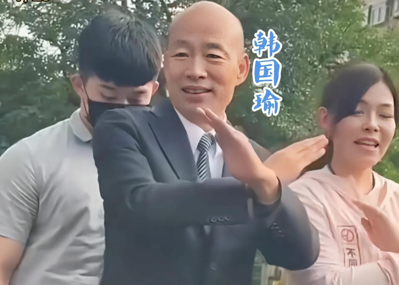 黄光芹这算是说漏嘴“自爆”了吗？真的拿了绿营的钱？
一些馆长支持者在黄光芹直播间