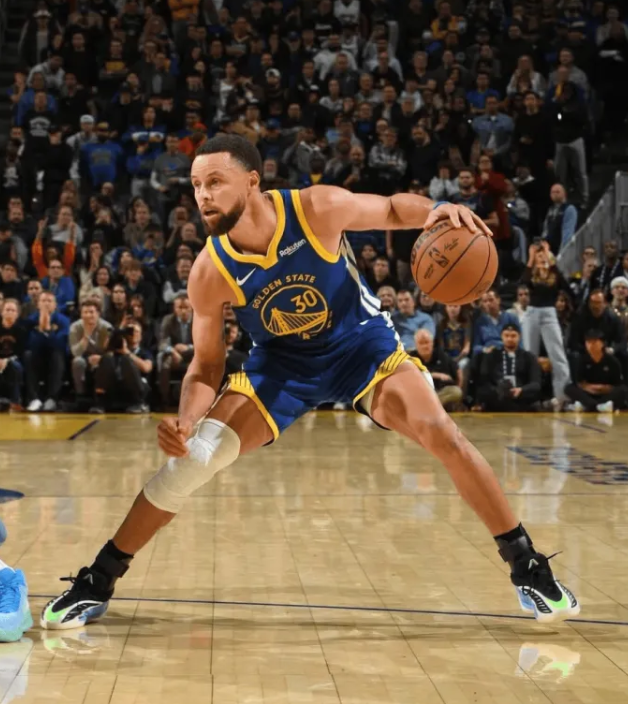 勇士球员斯蒂芬-库里更新了动态，晒出昨日比赛的赛场图并配文：
这绝非我们期待的结