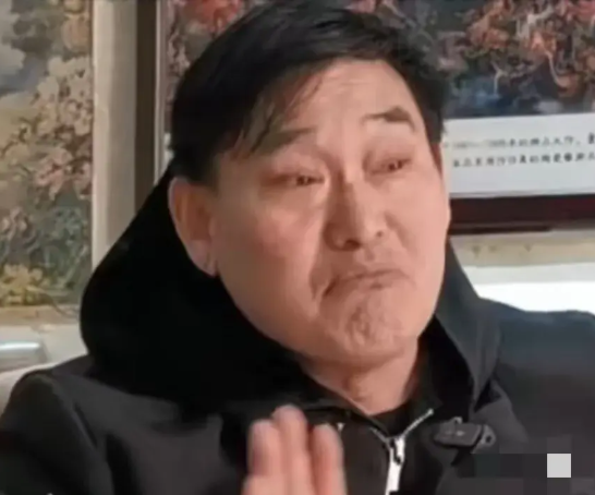 你真的以为大衣哥留在农村是为了流量？

这你就错了，别被外边的自媒体给骗了！
