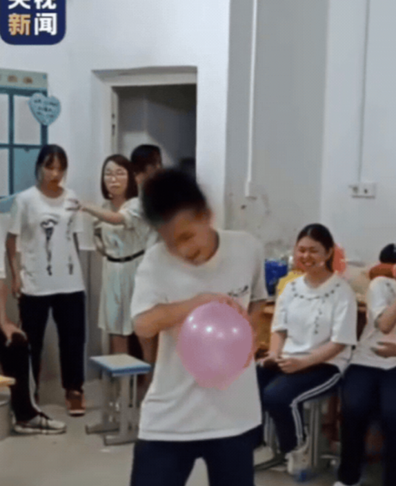 上央视了！贵州，男孩毕业晚会表演，竟然只用一个气球，就轻松引得一众女生惊呼不断，