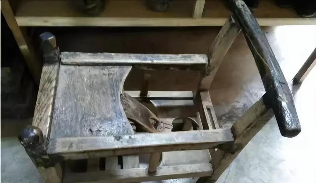 这张图片里是个老旧的木制物件。你可能会好奇，这看起来破破旧旧的东西究竟是啥？它有