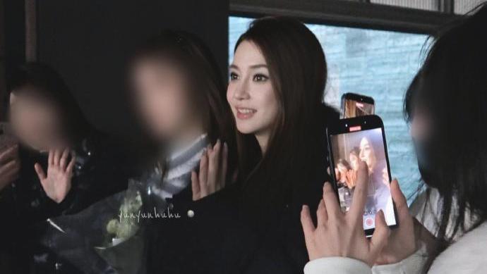 Angelababy新造型引争议：烟熏妆是突破还是失误？