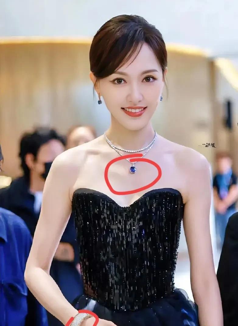 唐嫣的演艺之路…
从一开始就非常顺利，
早在学生时代就参与了张艺谋导演的奥运会闭